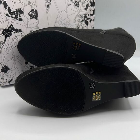 CL by Laundry Volcano Black Suede 6.5 - Picture 4 of 4